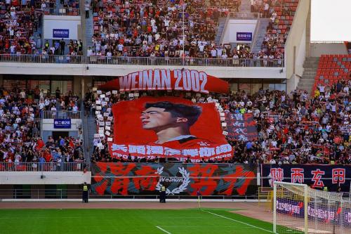 陕西联合新战袍登场：红衣为甲彰显秦地足球新风貌